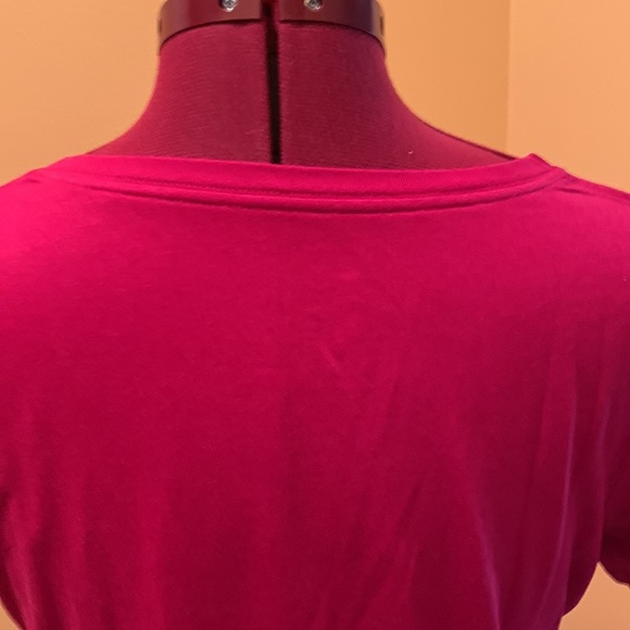 The Nike Tee Dri Fit with an athletic cut - Picture 7 of 10